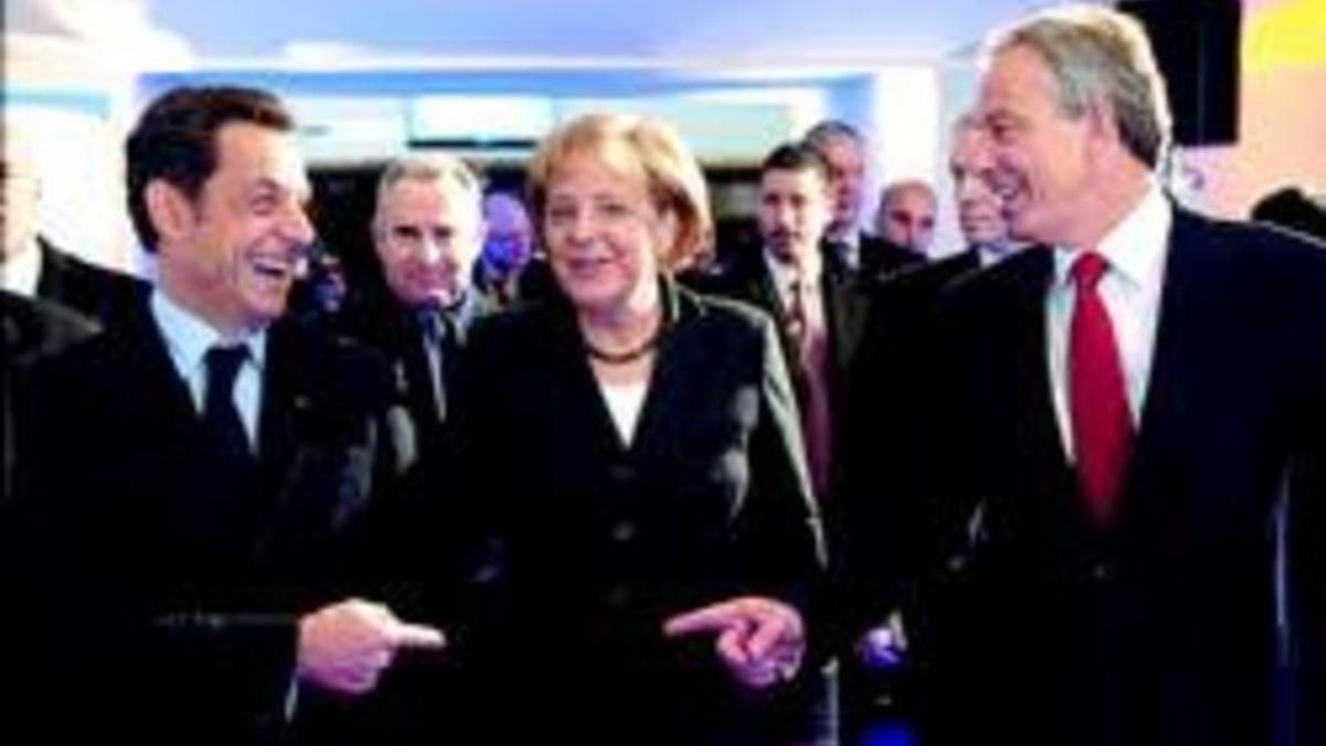 De izquierda a derecha, Sarkozy, Merkel y Blair, ayer en París.