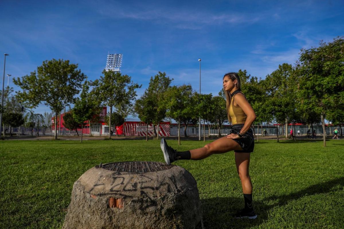 La futbolista venezolana del Atlético de Madrid Deyna Castellanos durante su entrenamiento hoy sábado en un parque situado a pocos metros de su residencia en Alcalá de Henares.