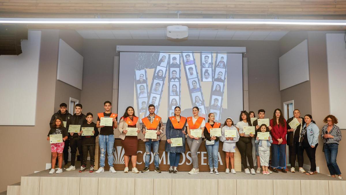 Algunos de los diez premiados con la beca por finalizar sus estudios junto a otros distinguidos por la fundación y la edil María Rozas