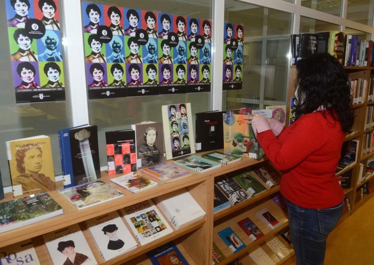 Mostra sobre Rosalía na biblioteca municipal. | // NOÉ PARGA