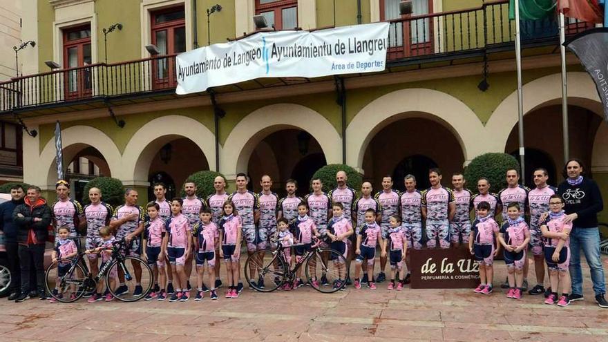 Los integrantes del club ciclista Cyclea, ayer, delante del Ayuntamiento de Langreo.