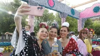 Honores a la Virgen de Linares en una romería de pura primavera