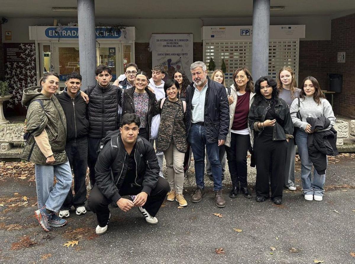 El grupo de alumnos con sus profesores en el aeropuerto.
