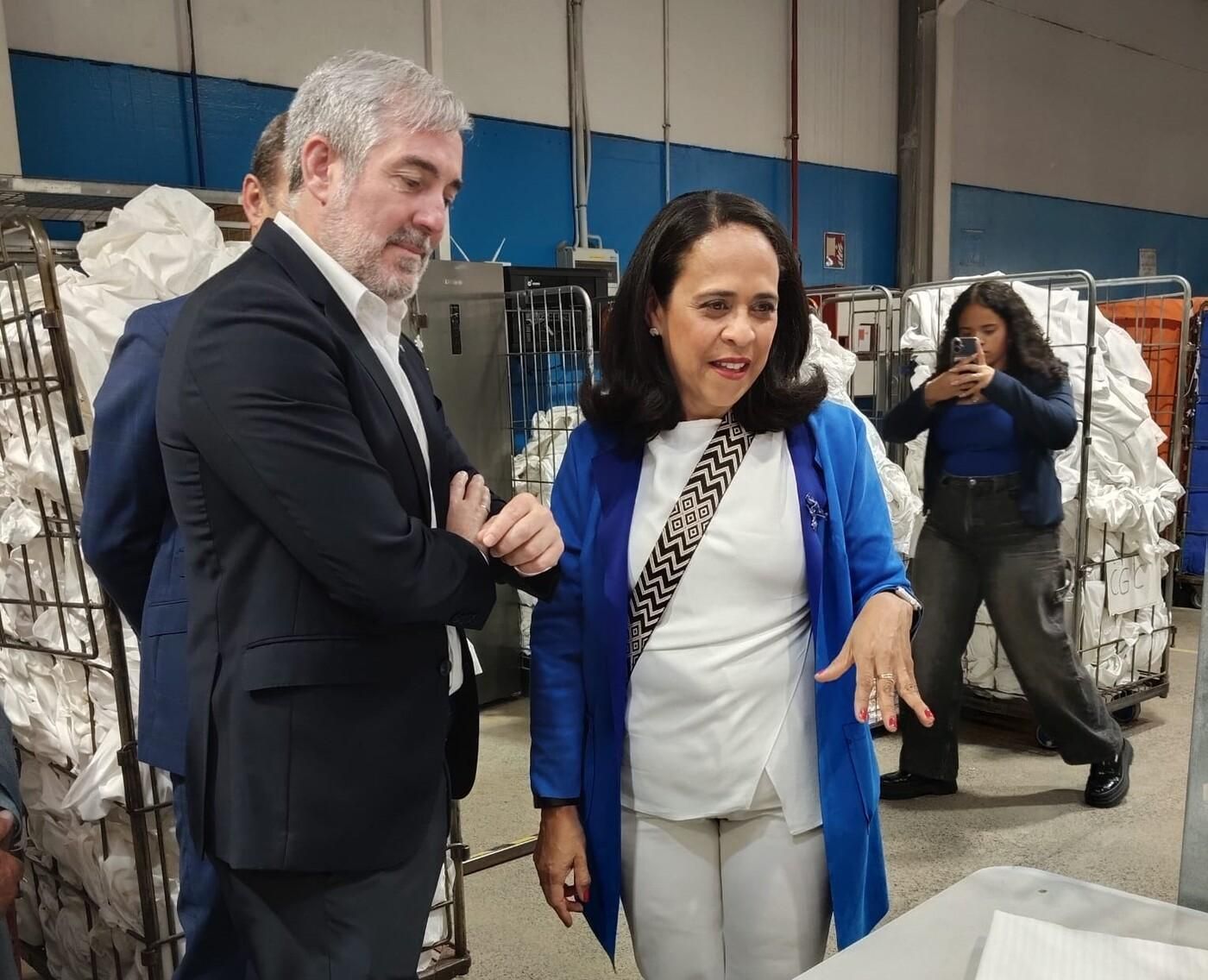 El presidente de Canarias, Fernando Clavijo, visita la lavandería Romeral