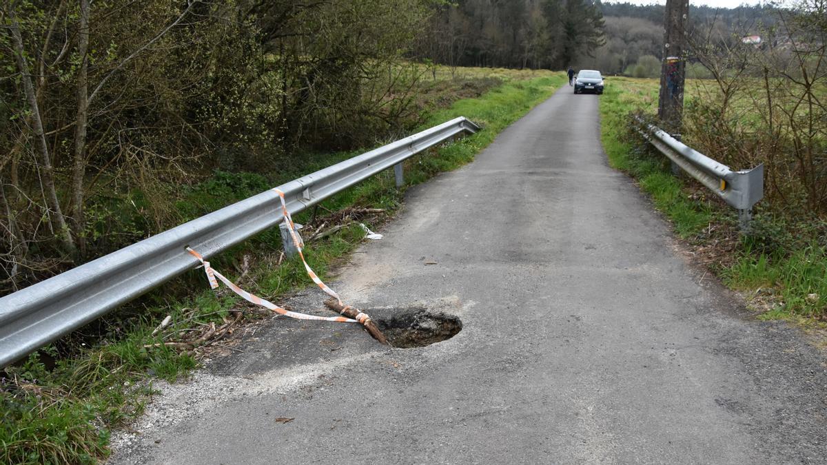 Estado en que se encuentra el puente sobre el río Anduriña, en Piñeiro (Ames).