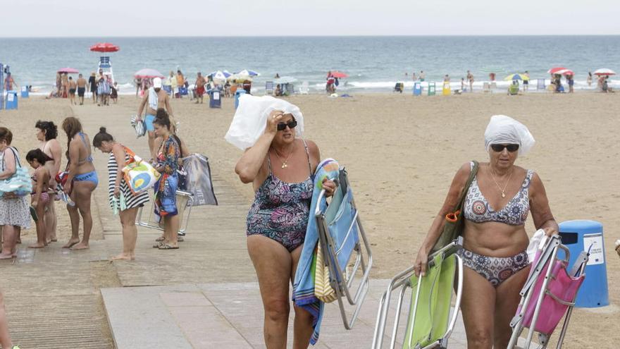 Turistas abandonan la playa de Gandía debido a un chaparrón (archivo).