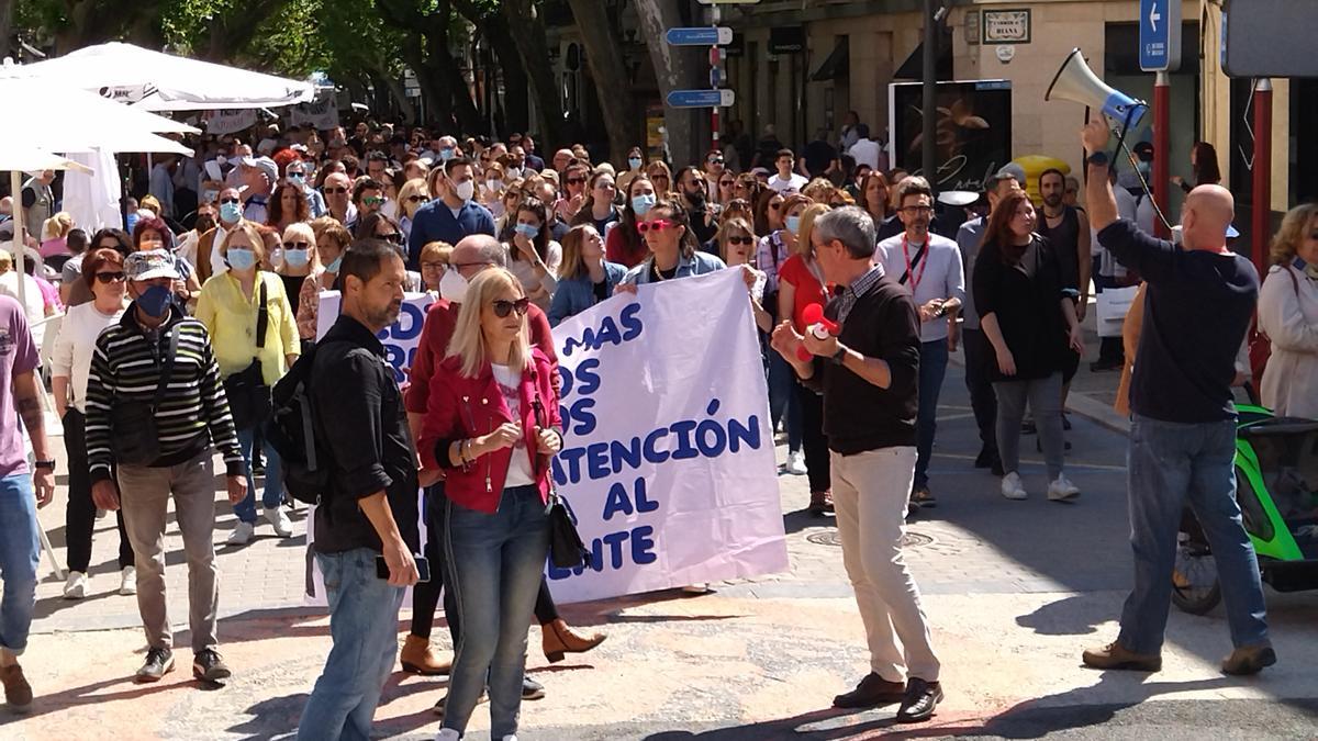 Los manifestantes al llegar a la Glorieta de Dénia