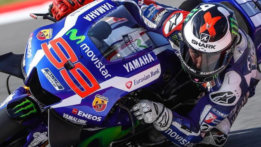 Lorenzo cambiará por un día la moto por el coche.