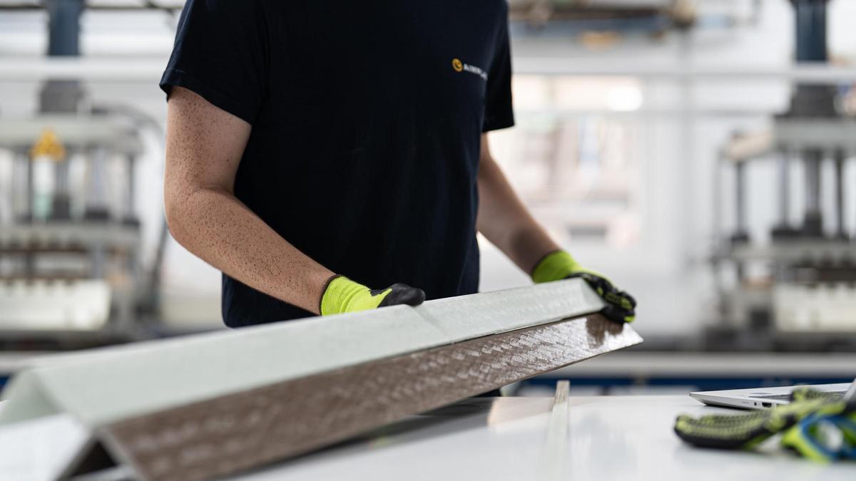 Un técnico de Aimplas con uno de los paneles del proyecto.