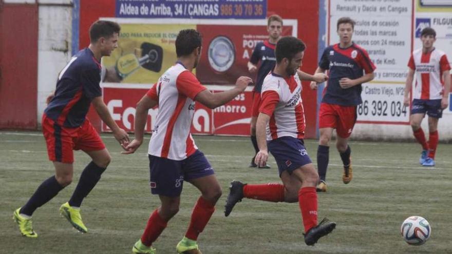 Un jugador del Alondras conduce el balón durante el partido de ayer. // Santos Álvarez
