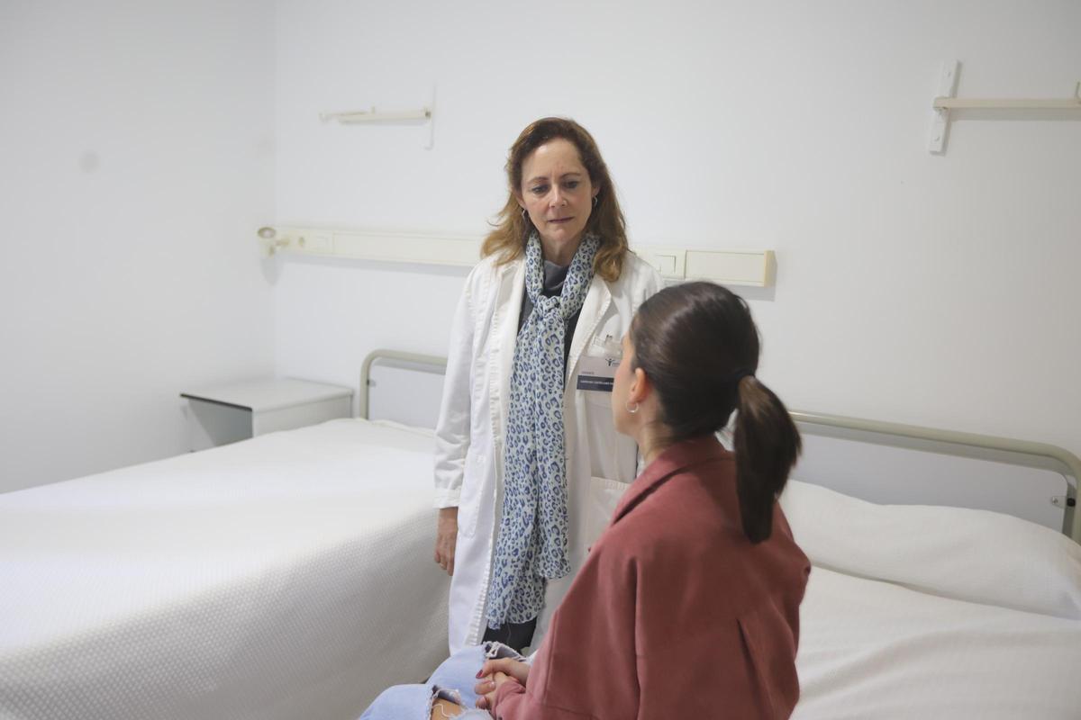 La gerente, Carolina Castellano, con una joven en Enfermería.