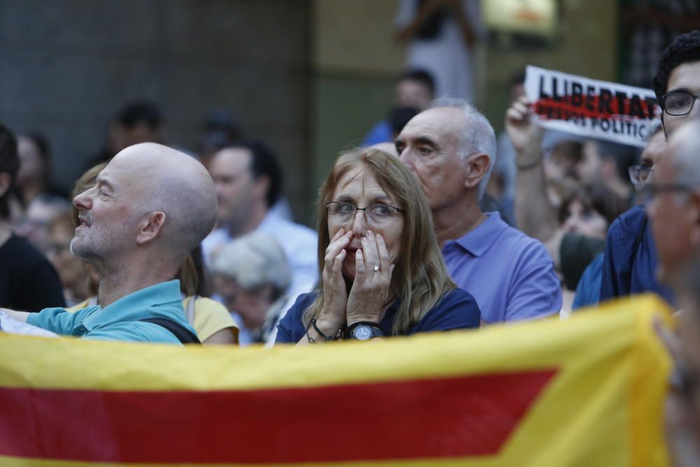 Acció Cultural del País Valencià y otras entidades protestan frente a la estación de Renfe