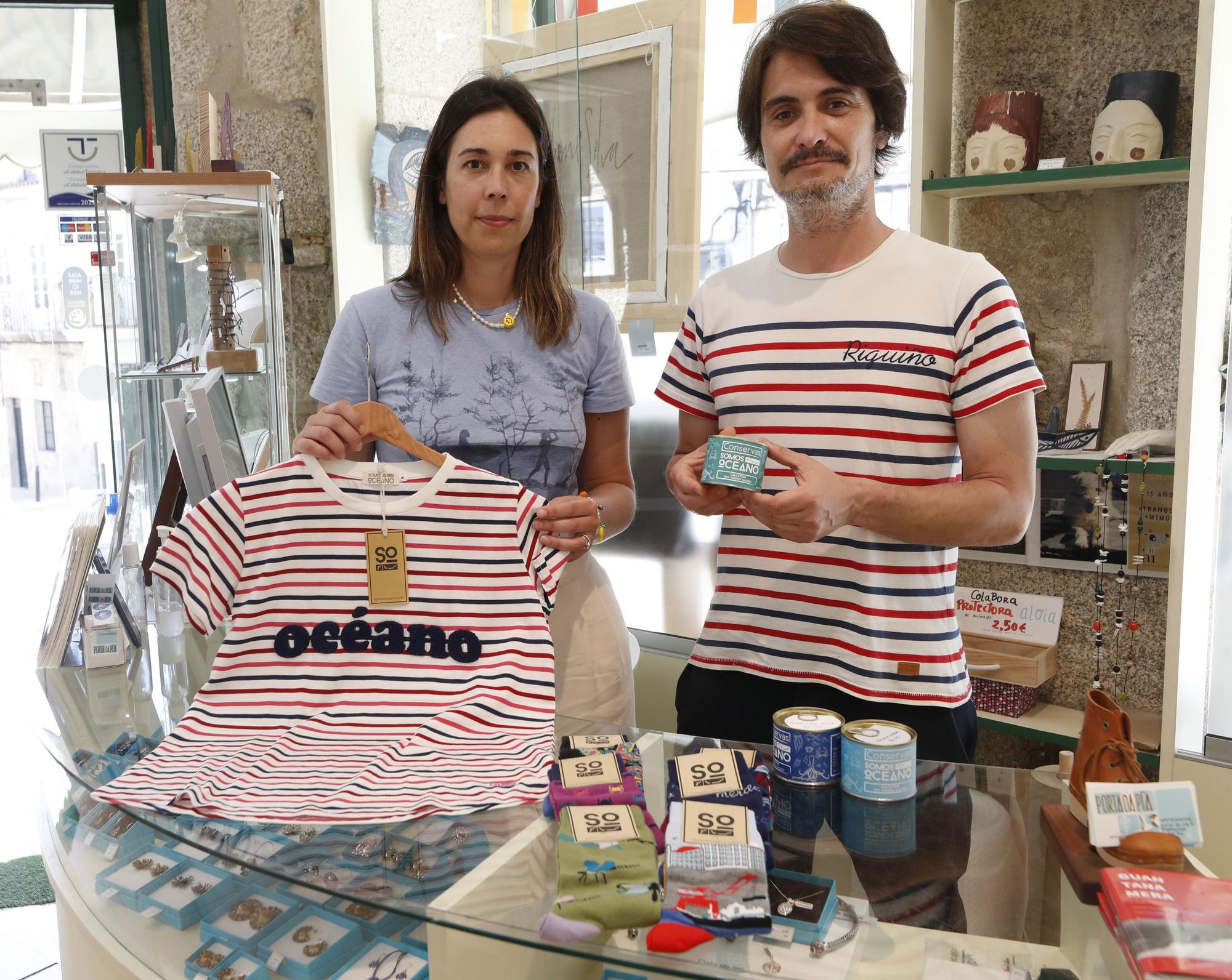 Ana Carpintero y Fran García, responsables de Somos Océano, en la tienda “Porta da Pía” de Tui, uno de los comercios locales en los que venden sus diseños