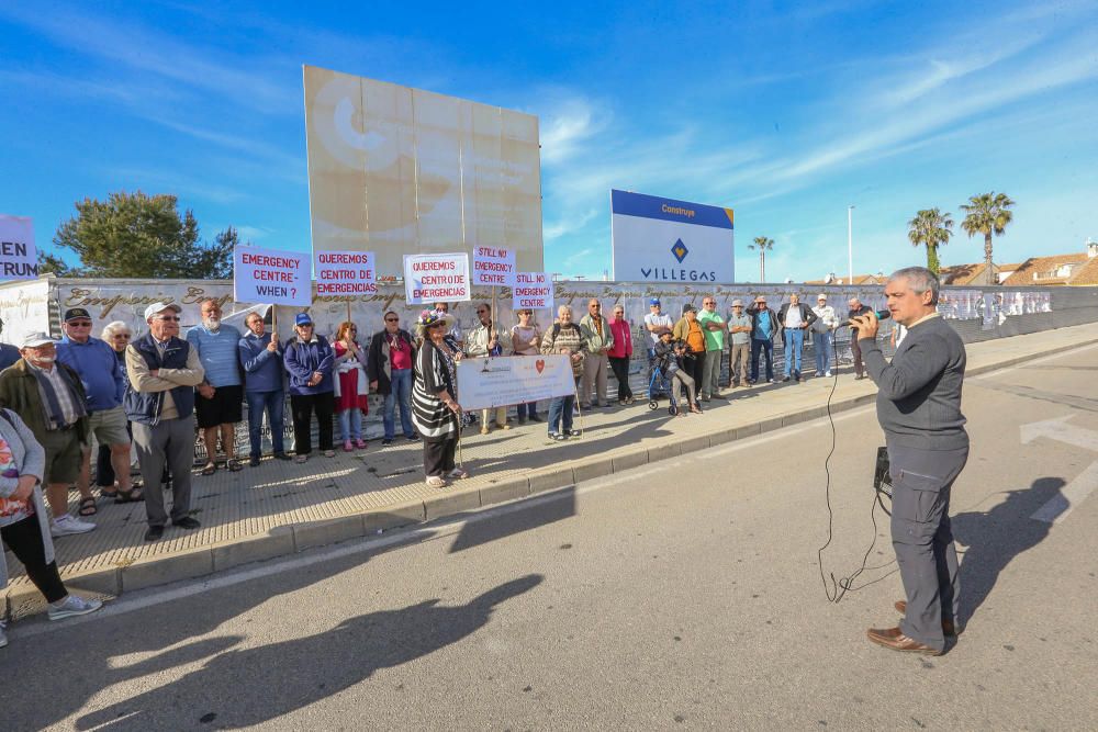 Manifestación en el Centro de Coordinación de Emergencias de Orihuela Costa