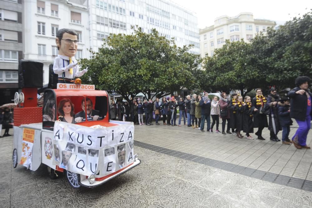 Trabajadores de Justicia, en huelga indefinida, se manifiestan disfrazados a las puertas del Tribunal Superior de Xustiza de Galicia.