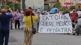 Medio centenar de manifestantes protestan en Catoira contra Sanidade