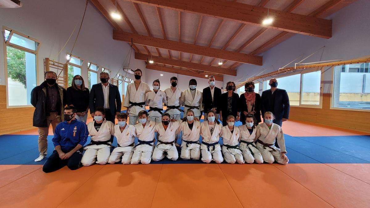 Los 13 alumnos del nuevo aula de tecnificación de judo de Binéfar, junto a las autoridades.
