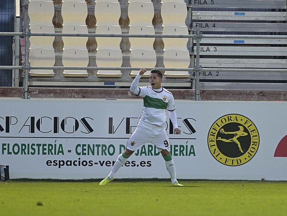 Dos golazos de León permiten al Elche, con un hombre menos por la expulsión de Noblejas, dar la vuelta al partido