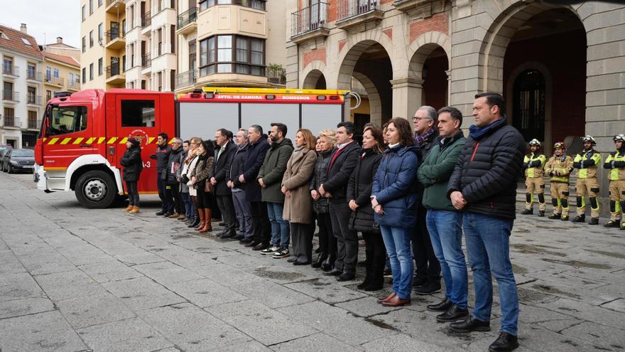 Los bomberos de Zamora rinden su particular homenaje a los de Valencia en el minuto de silencio