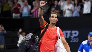 Rafa Nadal, despidiéndose del público de Brisbane tras caer frente a Jordan Thompson