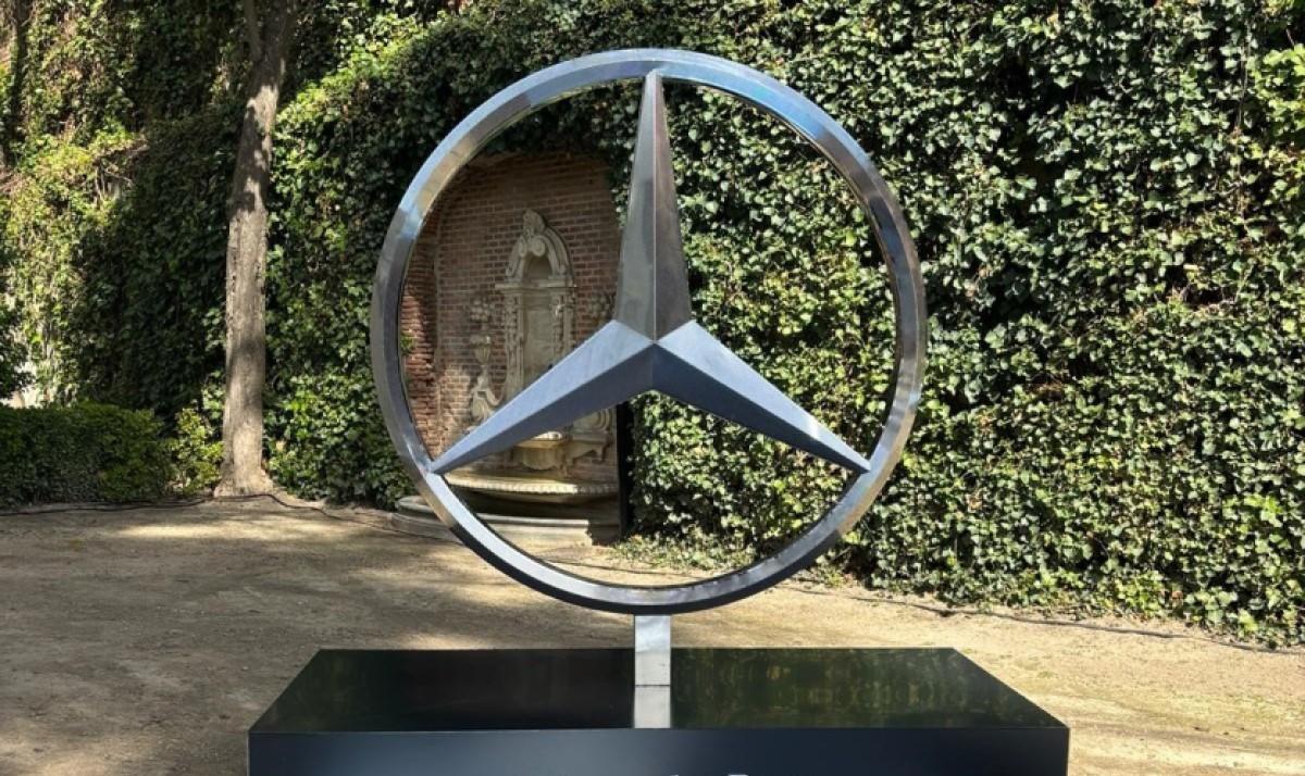 Mercedes-Benz España instaló un vistoso elemento, que se iluminaba por la noche, en los jardines del Palacio de Liria.
