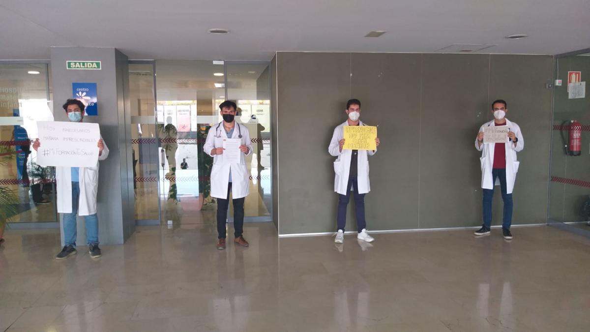 Alumnos de Medicina protestando en el hospital Virgen de la Arrixaca de Murcia