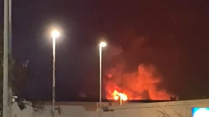 Pavoroso incendio industrial en Alzira con desalojo de viviendas