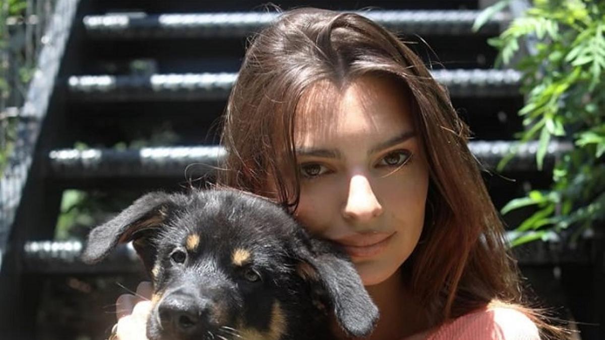 El tip de Emily Ratajkowski para verse más bronceada, durante su paseo por Nueva York