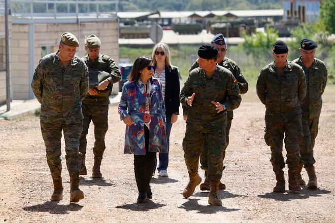 Margarita Robles visita Cerro Muriano tras la reparación de los Leopard