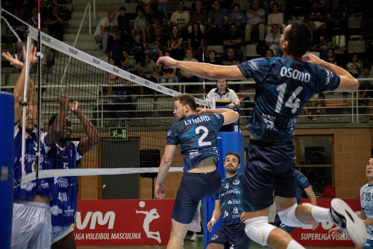 El Villena-Petrer logra su primer set en Superliga