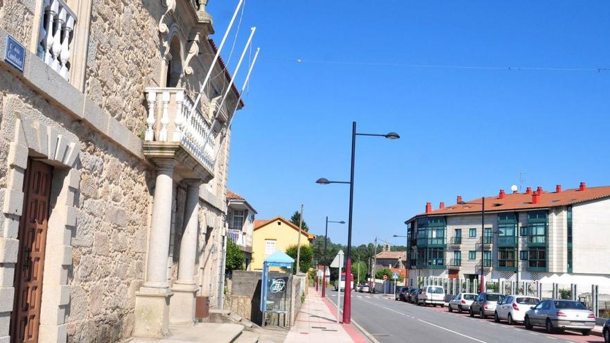 Consistorio de Meis, y puntos de luz en la avenida de Cambados. |   // IÑAKI ABELLA