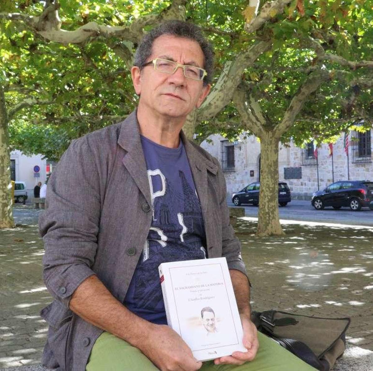 Luis Ramos con su ensayo sobre Claudio.