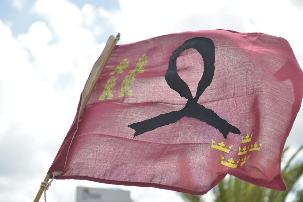 Protesta ante un Mar Menor que amanece cubierto de espuma