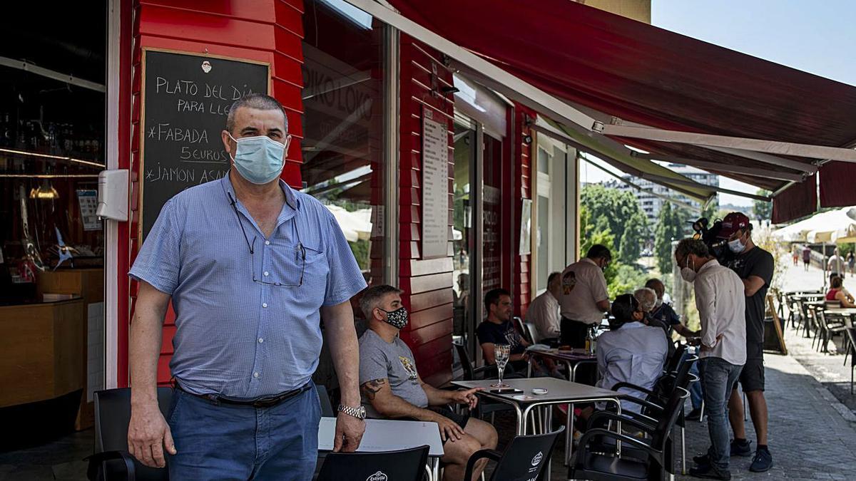 Manuel Gómez ante su bar de Puente Romano donde &quot;volaron&quot; mesas y sombrillas.   | //BRAIS LORENZO