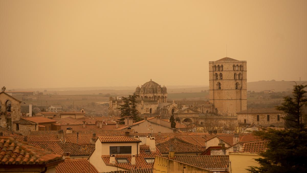 Vista de la Catedral, tamizada por la calima del ambiente