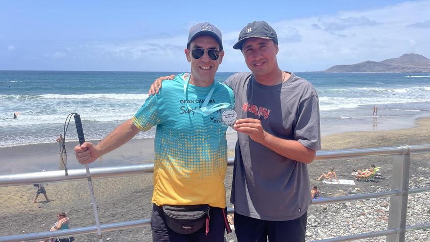 ¿Puede el surf hacer que vuelvas a creer en la vida? Andrés Campos, el invidente que se enamoró de las olas