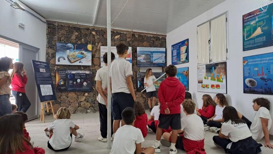La exposición, a su paso por un centro educativo de Fuerteventura.