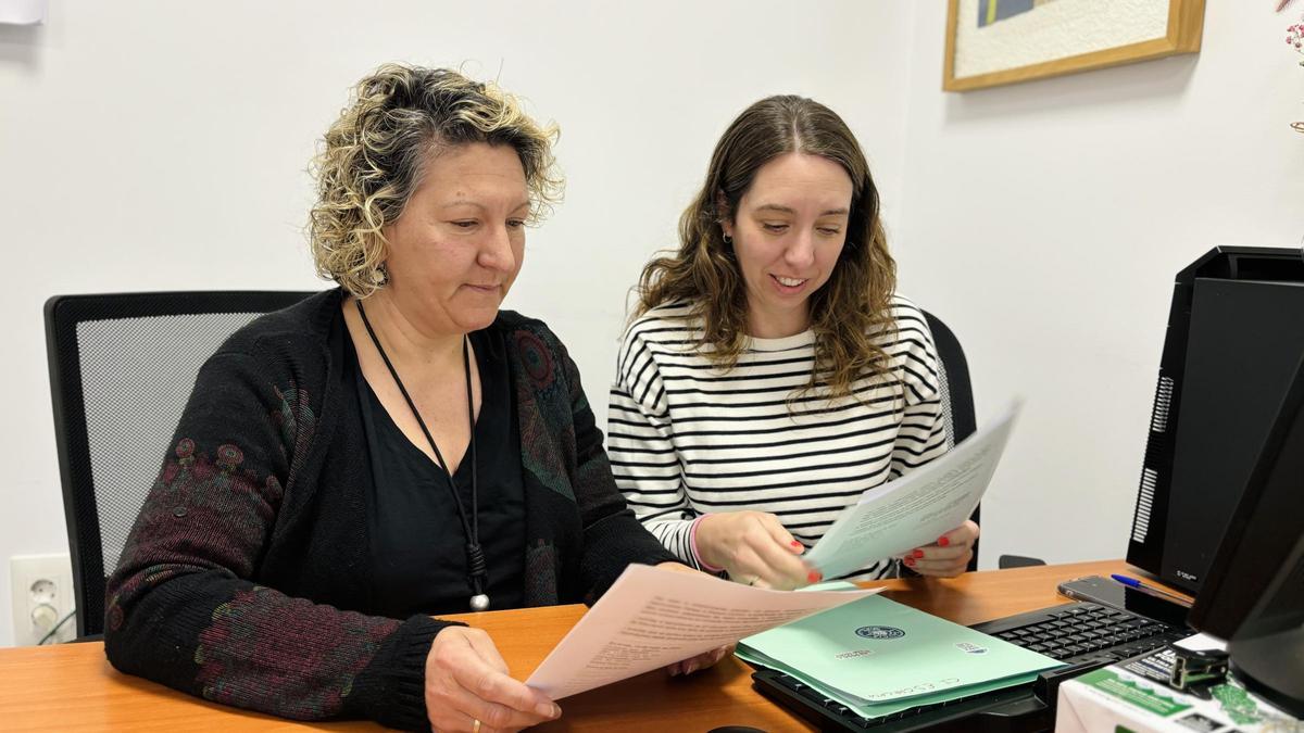 La concejala Luísa Feijóo, a la izquierda, de Espazo Común y Escarlata Pampín, del BNG