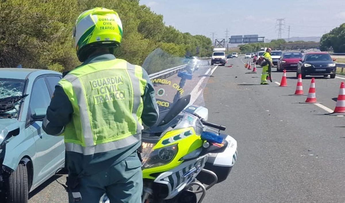 Agente de la Guardia Civil de Tráfico en un accidente.