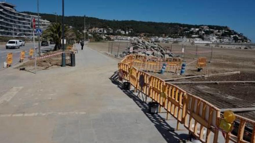 La sortida de l&#039;aparcament de la platja tindrà una reixa.