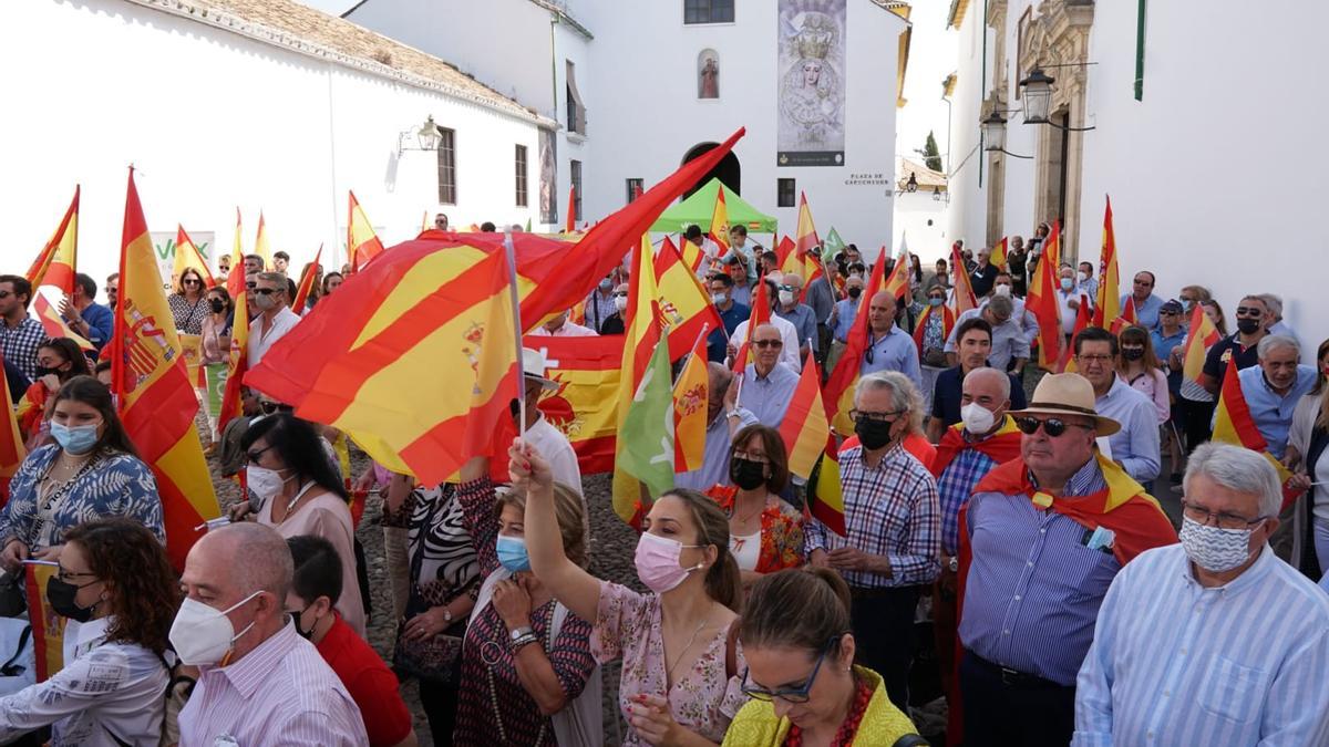 Vox Córdoba celebra el Día de la Hispanidad en la plaza de Capuchinos.