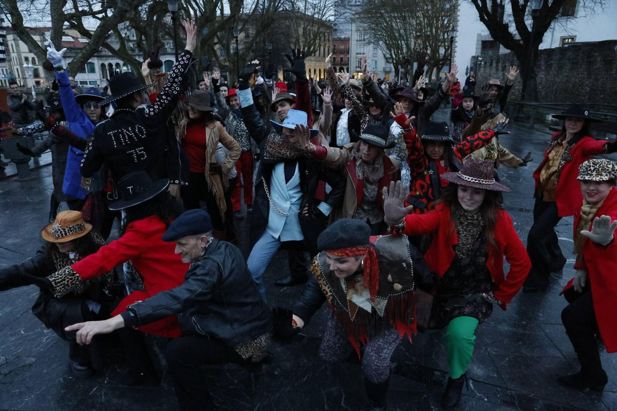 EN IMÁGENES: Flashmob en honor a Tino Casal en Gijón