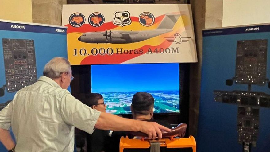 A la izquierda , Félix Menéndez observando el simulador del avión A400M mientras se estaba poniendo a punto para la exposición. | J. M. V.