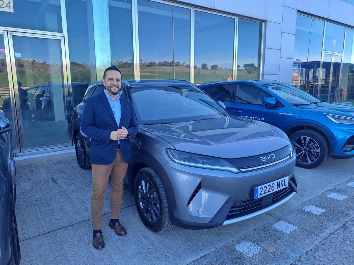 El gerent de BYD Yomovo Ecovolt, Josep Lluís Santamaria, al costat del BYD ATTO 2 DM-i