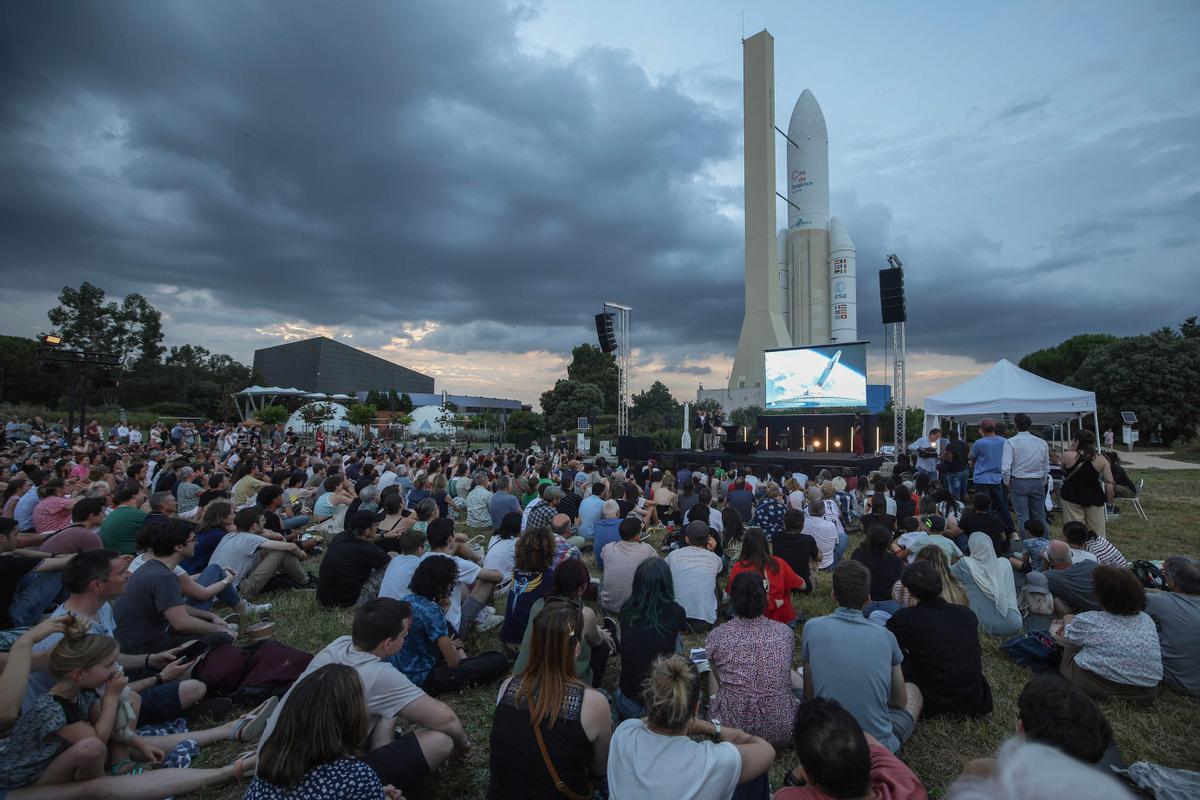 Attendees take part in a public screening projection of the takeoff of the Ariane 6 rocket at the Cite de l'Espace, in Toulouse, south-western France, on July 9, 2024. The Ariane 6 rocket took off on July 9 from its Kourou launch pad, in Guyana, for its inaugural launch intended to qualify in flight the new launcher which should ensure Europe's autonomous access to space, noted a journalist of the AFP. (Photo by Valentine CHAPUIS / AFP)