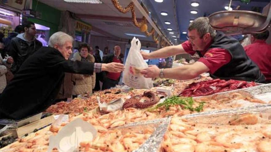 Un hombre hace la compra en un mercado.