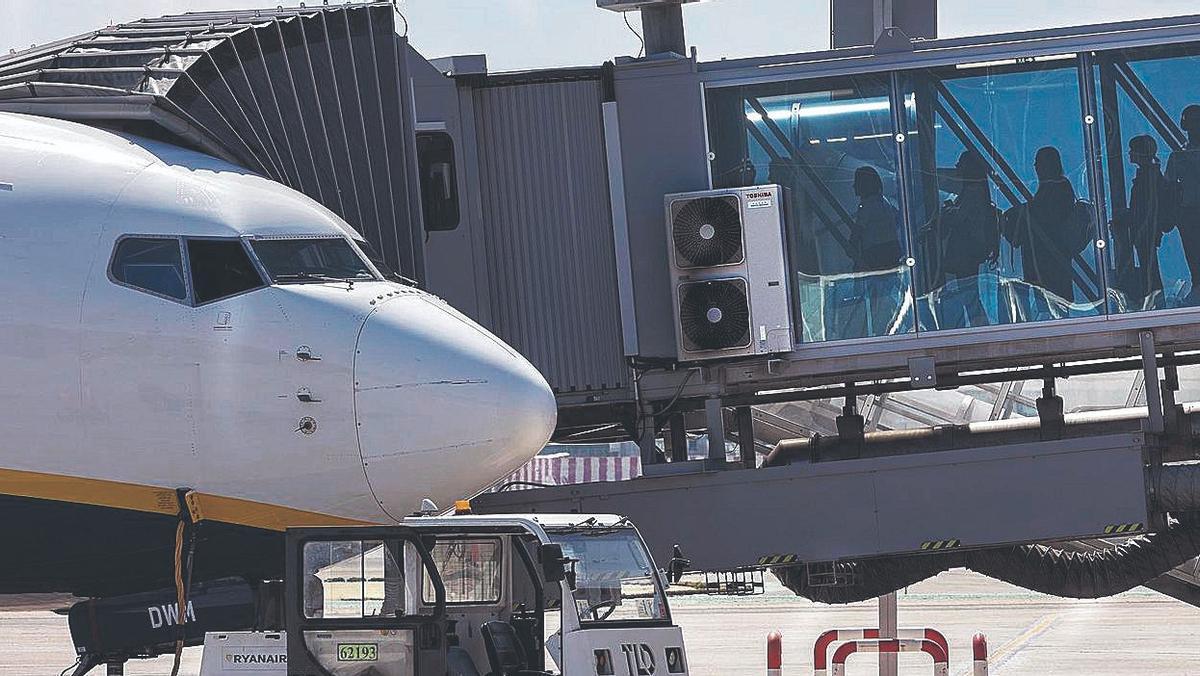 Pasajeros embarcan en un avión de Ryanair en el aeropuerto de El Prat de Barcelona.