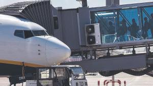 Pasajeros embarcan en un avión de Ryanair en el aeropuerto de El Prat de Barcelona.