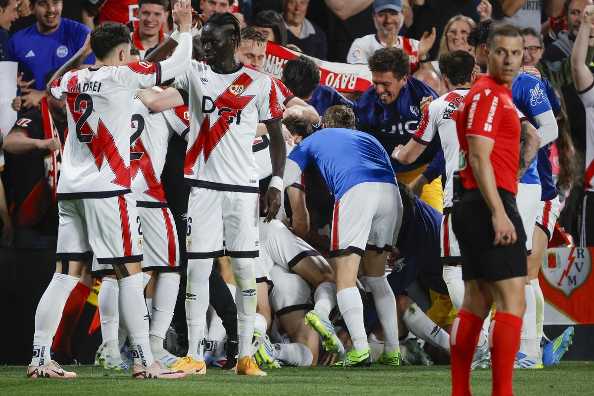 El Rayo celebra el gol de Camello en los últimos minutos ante el Espanyol