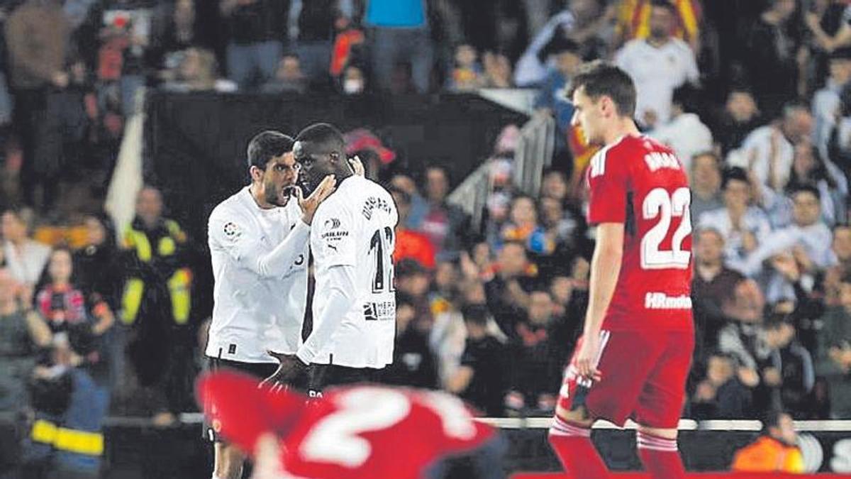 Cenk Ozkakar y Mouctar Diakhaby solventaron el partido contra Osasuna con eficacia y seguridad